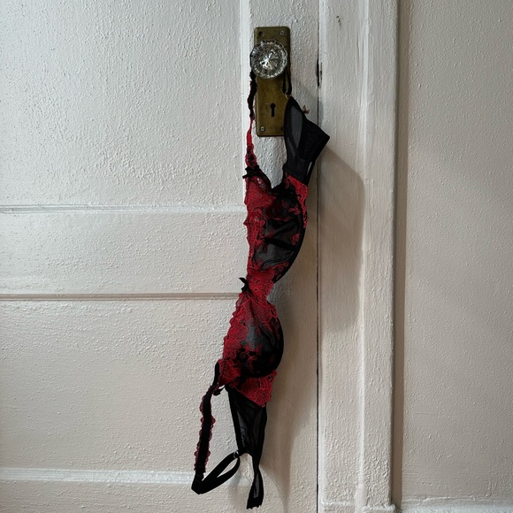 Sexy red & black bra - Picture 3 of 5